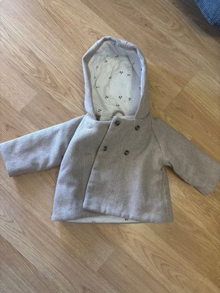 Chaqueta con capucha beige y blanca talla 9/12