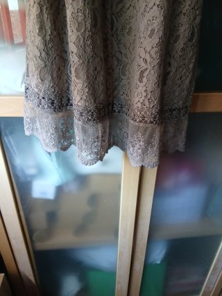 Vestido gris encaje hombros descubiertos