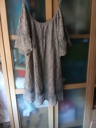 Vestido gris encaje hombros descubiertos