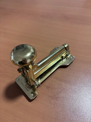 El Casco grapadora-perforador vintage latón Eibar