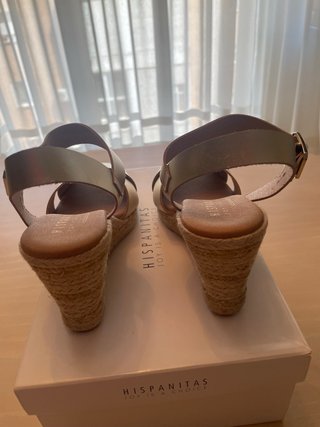 Sandalias cuña Hispanitas doradas esparto