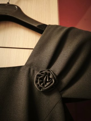 Vestido negro elegante. Con escote tipo barco.