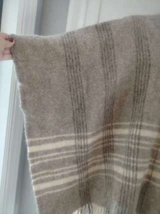 Poncho Romería Beige/Marrón clarito y rayitas.