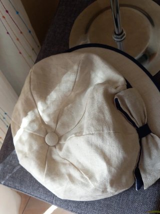 Sombrero beige con lazo azul