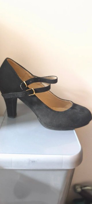 Zapatos de tacón negros con tiras