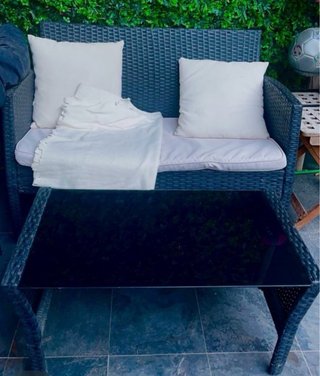 Tavolo da giardino in rattan e vetro nero