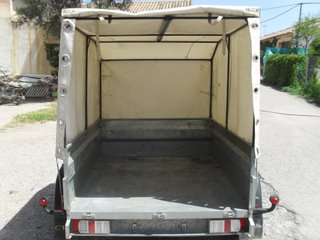 Remolque con lona alta