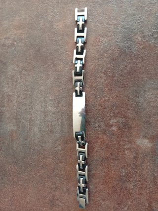 Pulsera de acero con detalles negros. No sé marca