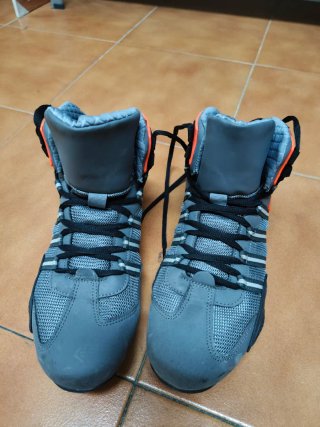 Botas de moto grises y naranjas
