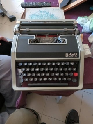 Máquina de escribir Olivetti Lettera DL