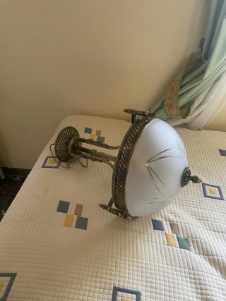 Lámpara de techo dorada y blanca