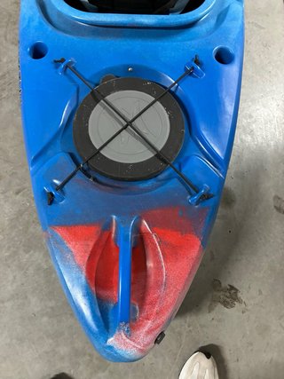 Kayak rojo y azul
