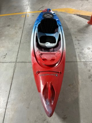 Kayak rojo y azul