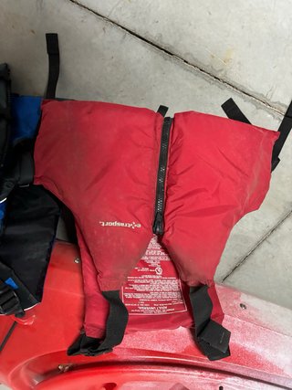 Kayak rojo y azul