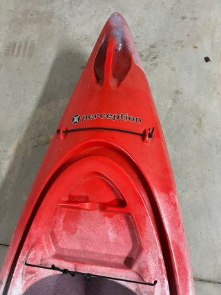 Kayak rojo y azul