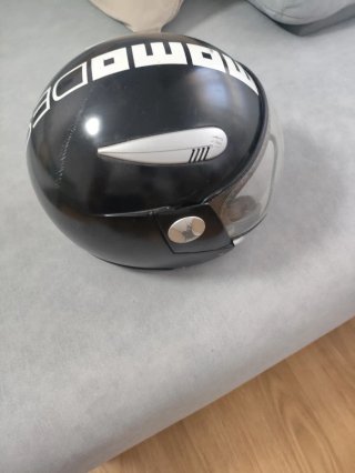 Casco negro con visera y logo blanco