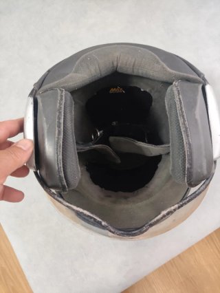 Casco negro con visera y logo blanco
