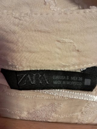 Blusa Zara color crudo, da talla, diseño amplio