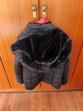 Chaquetón negro Stradivarius con capucha