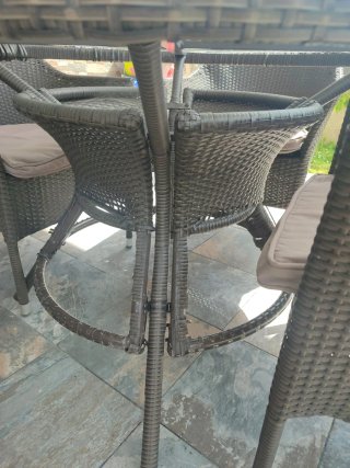 Mesa y 4 sillones de rafia y cristal