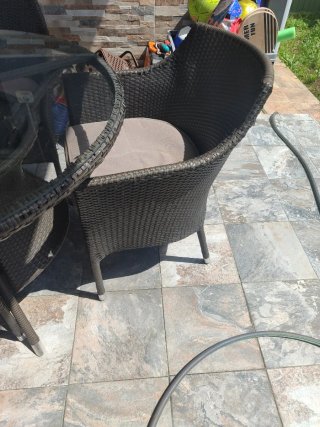 Mesa y 4 sillones de rafia y cristal