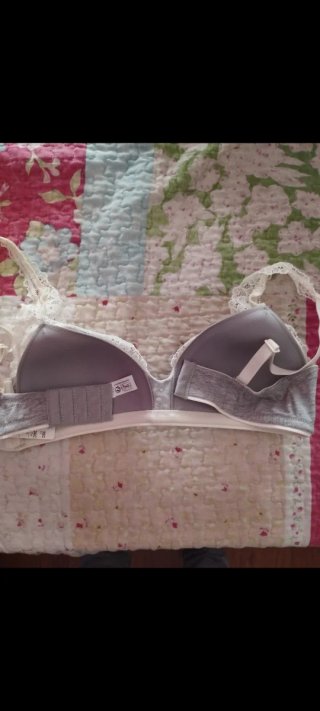 Sujetador gris con encaje blanco