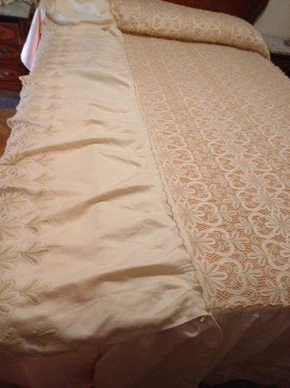Colcha de encaje beige y marrón medida 1355