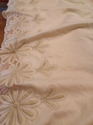 Colcha de encaje beige y marrón medida 1355