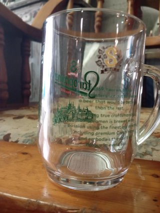 Bicchiere Staropramen con disegno Praga