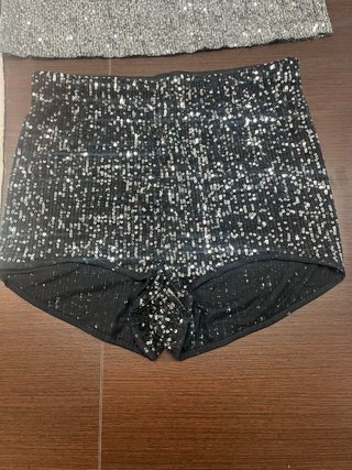 Mono, falda y short lentejuelas