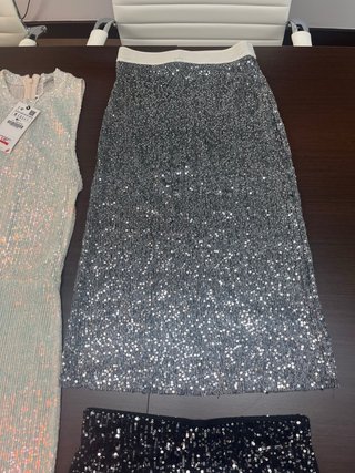 Mono, falda y short lentejuelas
