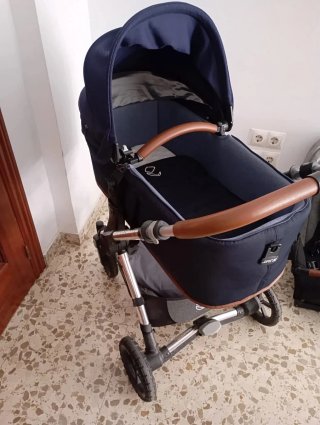 Carrito de bebé marron y negro marca jane