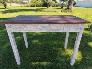 Mesa rústica de madera