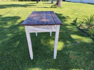 Mesa rústica de madera
