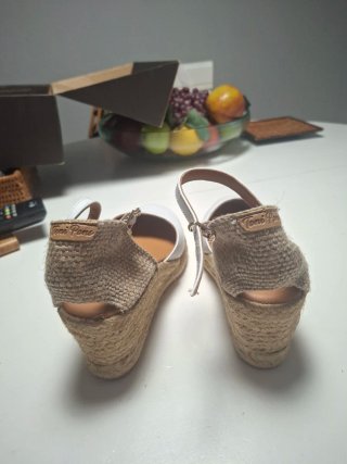 Zapatos de esparto blancos y beige