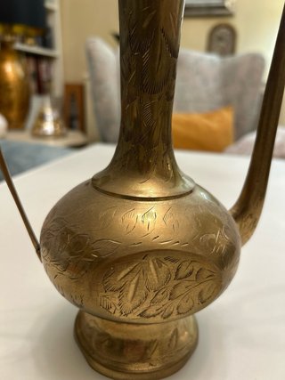 Jarra antigua decorada metal dorado