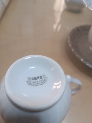 Juego de café de porcelana con detalles plateados