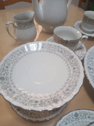 Juego de café de porcelana con detalles plateados