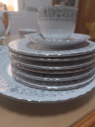 Juego de café de porcelana con detalles plateados