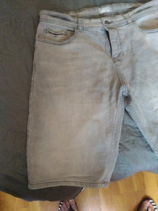 Pantalón vaquero gris desgastado chico corto