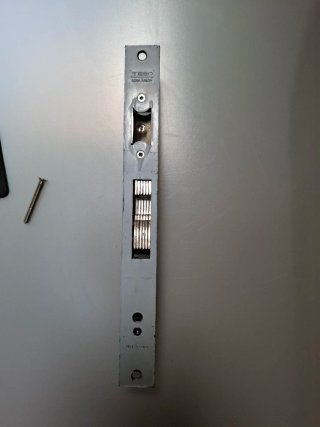 Cerradura monopunto basculante de embutir