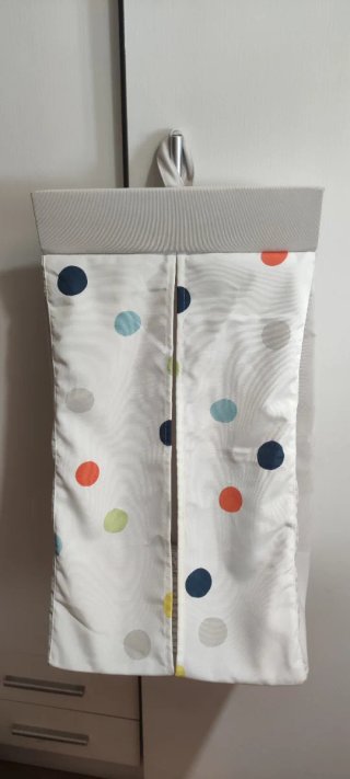 Cuelga pañales de tela con lunares