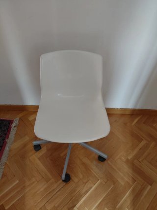 Silla de oficina blanca y gris