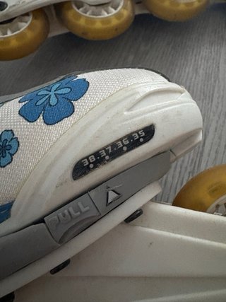 Patines en línea con flores azules