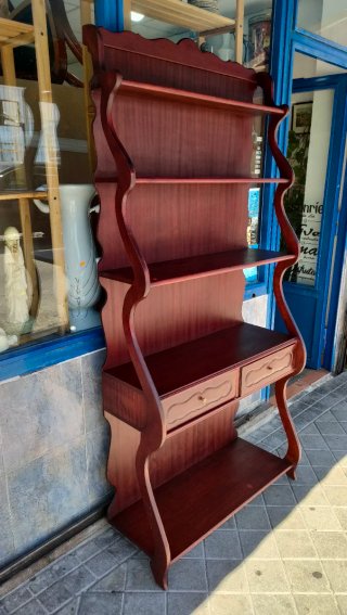 Estantería clásica de color madera  640513971