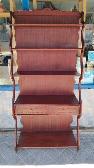 Estantería clásica de color madera  640513971