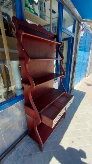 Estantería clásica de color madera  640513971