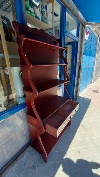 Estantería clásica de color madera  640513971