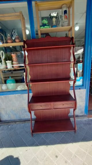 Estantería clásica de color madera  640513971