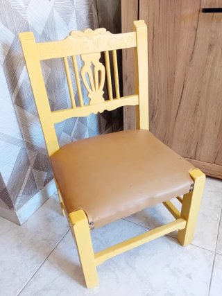 Sedia per bambini in legno massello giallo